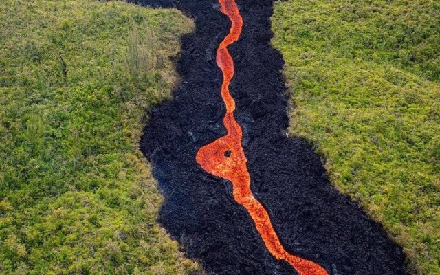 Éruption au Piton de la Fournaise : coulée de lave sur la RN2